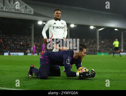 Craven Cottage, Fulham, London, Großbritannien. November 2024. Premier League Football, Fulham gegen Wolverhampton Wanderers; Torhüter Jose Sa von Wolverhampton Wanderers sammelt den Ball Credit: Action Plus Sports/Alamy Live News Stockfoto