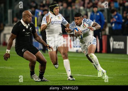 Torino, Italien. November 2024. Italiens Flügel Monty Ioane läuft mit dem Ball während des Autumn Nations Series International Rugby union Testspiels zwischen Italien und Neuseeland im Allianz Stadium in Turin, Italien - News - Samstag, 23. November 2024. (Foto: Marco Alpozzi/Lapresse) Credit: LaPresse/Alamy Live News Stockfoto