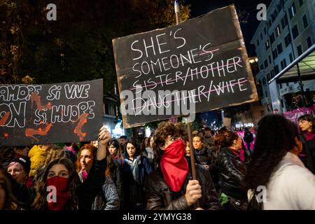 Rom, Italien. November 2024. Zehntausende nehmen an der Demonstration Teil, die von der Bewegung "Non una di meno" (nicht einer weniger) organisiert wird: Gegen Femizide, Transzide und Lesbianciden (104 in Italien im Jahr 2024), gegen Gewalt, gegen das Patriarchat und die Regierung, die es unterstützt. (Kreditbild: © Marco Di Gianvito/ZUMA Press Wire) NUR REDAKTIONELLE VERWENDUNG! Nicht für kommerzielle ZWECKE! Quelle: ZUMA Press, Inc./Alamy Live News Stockfoto