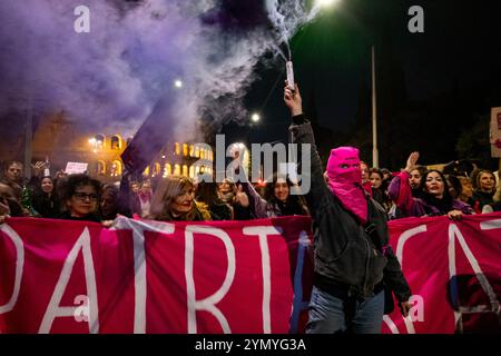 Rom, Italien. November 2024. Zehntausende nehmen an der Demonstration Teil, die von der Bewegung "Non una di meno" (nicht einer weniger) organisiert wird: Gegen Femizide, Transzide und Lesbianciden (104 in Italien im Jahr 2024), gegen Gewalt, gegen das Patriarchat und die Regierung, die es unterstützt. (Kreditbild: © Marco Di Gianvito/ZUMA Press Wire) NUR REDAKTIONELLE VERWENDUNG! Nicht für kommerzielle ZWECKE! Quelle: ZUMA Press, Inc./Alamy Live News Stockfoto