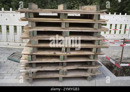 Ein Stapel Holzpaletten auf einer Baustelle Stockfoto