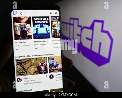 Stuttgart, Deutschland, 03.07.2024: Person, die ein Mobiltelefon hält, mit Webseite des US-amerikanischen Live-Streaming-Unternehmens Twitch Interactive Inc. Vor dem Logo. Konzentrieren Sie sich auf Stockfoto
