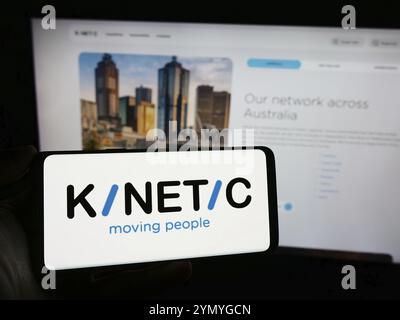 Stuttgart, Deutschland, 03-06-2024: Person, die ein Mobiltelefon mit dem Logo des australischen Mobilitätsunternehmens Kinetic Group vor der Business-Webseite hält. Fokussieren Stockfoto