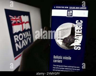 Stuttgart, Deutschland, 25.03.2024: Person, die ein Handy hält, mit Webseite der britischen Marine Royal Navy (RN) vor dem Logo. Konzentrieren Sie sich auf die Mitte Stockfoto