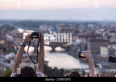 Große Touristenmassen auf der Piazzale Michelangelo genießen den Sonnenuntergang über Florenz, Italien, Europa Stockfoto