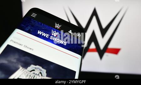 Stuttgart, Deutschland, 03.07.2024: Mobiltelefon mit Website der Promotionsgesellschaft World Wrestling Entertainment (WWE) vor Geschäftslogo. Konzentrieren Sie sich auf Stockfoto