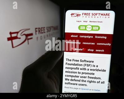 Stuttgart, Deutschland, 22.05.2024: Person, die ein Mobiltelefon hält, mit Website der Free Software Foundation (FSF) vor dem Logo. Konzentrieren Sie sich auf Stockfoto