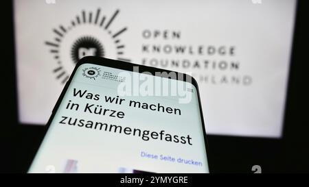 Stuttgart, 21.05.2024: Mobiltelefon mit Website der Open Knowledge Foundation Deutschland e.V. (OKFDE) vor Logo. Fokus oben links von Stockfoto