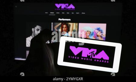 Stuttgart, Deutschland, 19.03.2024: Person mit Mobiltelefon mit Logo der Preisverleihung MTV Video Music Awards (VMA) vor der Webseite des Unternehmens. Fokus o Stockfoto