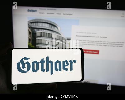 Stuttgart, 22.05.2024: Person mit Smartphone mit Logo der Gothaer Versicherungsbank VVaG vor der Website. Fo Stockfoto