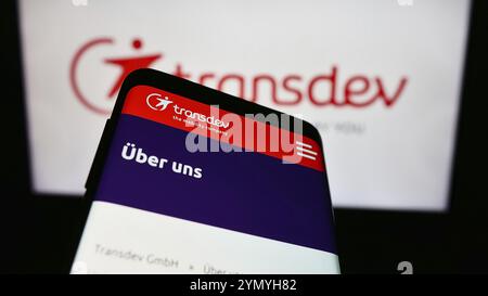 Stuttgart, Deutschland, 03.05.2024: Mobiltelefon mit Website des deutschen Verkehrsunternehmens Transdev GmbH vor Firmenlogo. Konzentrieren Sie sich auf die linke Seite Stockfoto