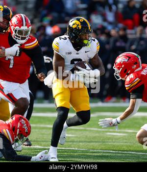 College Park MD, USA. November 2024. Iowa Hawkeyes RB #2 Kaleb Johnson läuft mit dem Ball während eines NCAA-Fußballspiels zwischen den University of Maryland Terrapins und Iowa Hawkeyes im SECU Stadium im College Park MD Justin Cooper/CSM/Alamy Live News Stockfoto