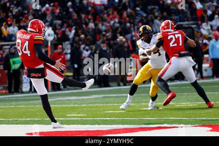 College Park MD, USA. November 2024. Maryland TERPS P #34 Bryce McFerson schlägt den Ball während eines NCAA-Fußballspiels zwischen der University of Maryland Terrapins und Iowa Hawkeyes im SECU Stadium im College Park MD Justin Cooper/CSM/Alamy Live News aus Stockfoto