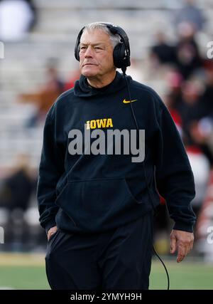College Park MD, USA. November 2024. Iowa Hawkeyes Head Coach Kirk Ferentz während eines NCAA-Fußballspiels zwischen den University of Maryland Terrapins und Iowa Hawkeyes im SECU Stadium im College Park MD Justin Cooper/CSM/Alamy Live News Stockfoto