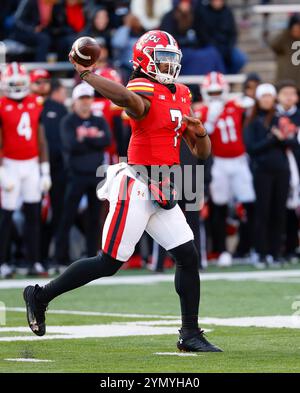 College Park MD, USA. November 2024. Maryland TERPS QB #7 MJ Morris wirft den Fußball während eines NCAA-Fußballspiels zwischen den University of Maryland Terrapins und Iowa Hawkeyes im SECU Stadium im College Park MD Justin Cooper/CSM/Alamy Live News Stockfoto