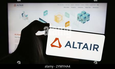 Stuttgart, Deutschland, 28.04.2024: Person mit Mobiltelefon mit Logo des amerikanischen Softwareunternehmens Altair Engineering Inc. Vor der Business Web PA Stockfoto