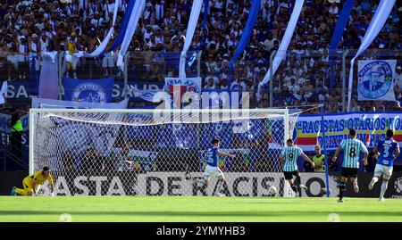 Der argentinische Racing Club Stürmer Adrian Martinez (R) schoss am 23. November 2024 im La Nueva Olla Stadion in Asuncion, Paraguay, das zweite Tor gegen den brasilianischen Cruzeiro. Stockfoto