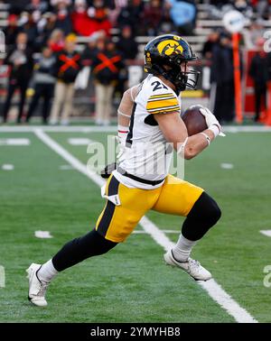 College Park MD, USA. November 2024. Iowa Hawkeyes WR #21 Kaden Wetjen kehrt den Ball während eines NCAA-Fußballspiels zwischen den University of Maryland Terrapins und Iowa Hawkeyes im SECU Stadium in College Park MD. Justin Cooper/CSM/Alamy Live News zurück Stockfoto