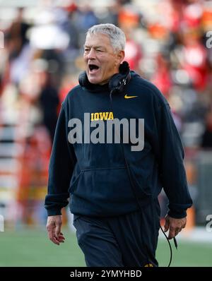 College Park MD, USA. November 2024. Iowa Hawkeyes Head Coach Kirk Ferentz während eines NCAA-Fußballspiels zwischen den University of Maryland Terrapins und Iowa Hawkeyes im SECU Stadium im College Park MD Justin Cooper/CSM/Alamy Live News Stockfoto