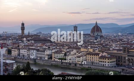 Skyline der Innenstadt von Florenz bei Sonnenuntergang, von der berühmten Piazzale Michelangelo aus gesehen, Italien, Europa Stockfoto