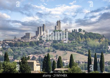 Panoramablick auf die berühmte mittelalterliche Stadt San Gimignano in der Toskana, Italien, Europa Stockfoto