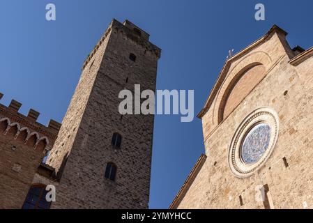 Hauptplatz Piazza del Duomo in San Gimignano mit seinen berühmten Palasttürmen, dem großen Turm des Palazzo Comunale und der Kathedrale im Zentrum von Italien Stockfoto