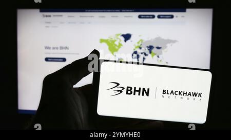 Stuttgart, Deutschland, 06.03.2024: Person, die ein Smartphone mit dem Logo des Zahlungslösungsunternehmens Blackhawk Network Holdings Inc. Vor der Website hält. Stockfoto