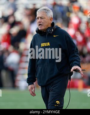 College Park MD, USA. November 2024. Iowa Hawkeyes Head Coach Kirk Ferentz ist verärgert über einen Anruf während eines NCAA-Fußballspiels zwischen den University of Maryland Terrapins und Iowa Hawkeyes im SECU Stadium im College Park MD Justin Cooper/CSM/Alamy Live News Stockfoto