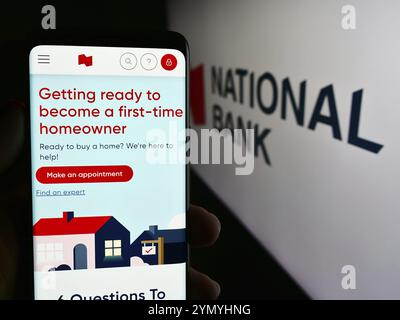 Stuttgart, Deutschland, 19.07.2024: Person, die ein Mobiltelefon mit Webseite des Finanzdienstleistungsunternehmens National Bank of Canada (NBC) mit Logo hält. Konzentrieren Sie sich auf Stockfoto
