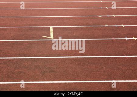 Kunststoffbahn mit Markierungen im Leichtathletikstadion Stockfoto