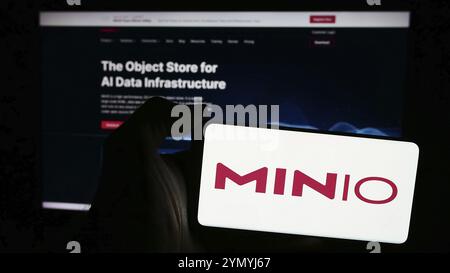 Stuttgart, Deutschland, 05-08-2024: Person, die ein Mobiltelefon mit dem Logo des amerikanischen Softwareunternehmens MinIO Inc. Vor der Business-Webseite hält. Konzentrieren Sie sich auf Stockfoto