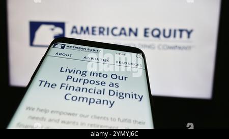 Stuttgart, Deutschland, 07.01.2024: Mobiltelefon mit Website der American Equity Investment Life Holding Company vor dem Geschäftslogo. Konzentrieren Sie sich auf Top-l Stockfoto