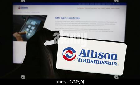 Stuttgart, Deutschland, 07.01.2024: Person, die ein Mobiltelefon mit dem Logo des amerikanischen Unternehmens Allison Transmission Holdings Inc. Vor der Webseite hält. Foc Stockfoto