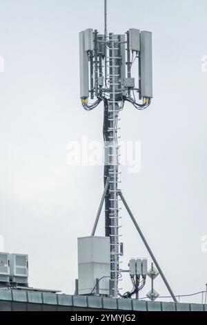 Große Mobilfunkantennen auf einem Bürodach Stockfoto