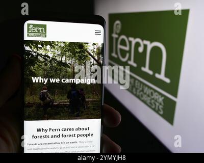 Stuttgart, Deutschland, 07.01.2024: Person, die ein Handy hält, mit Webseite der niederländischen Umweltstiftung Fern vor dem Logo. Konzentrieren Sie sich auf die Mitte des Phons Stockfoto