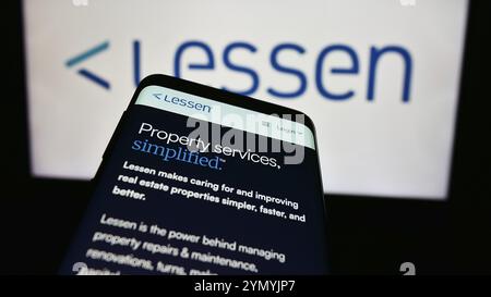 Stuttgart, Deutschland, 14.05.2024: Mobiltelefon mit Website des US-amerikanischen Immobiliendienstleistungs-Marktplatzes Lessen Inc. Vor dem Firmenlogo. Konzentrieren Sie sich auf Stockfoto