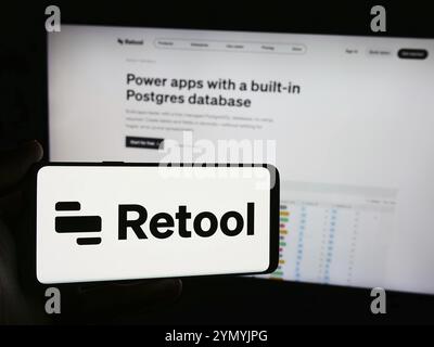 Stuttgart, Deutschland, 06.05.2024: Person, die ein Smartphone mit dem Logo des US-amerikanischen Softwareentwicklungsunternehmens Retool Inc. Vor der Website hält. Konzentrieren Sie sich auf das Telefon Stockfoto