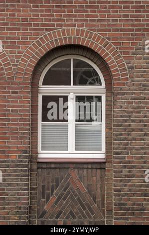 Großes Fenster in einem 100 Jahre alten Gebäude Stockfoto