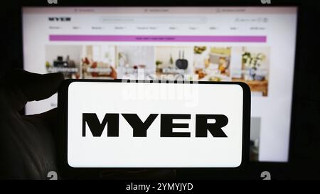 Stuttgart, Deutschland, 03.05.2024: Person, die ein Mobiltelefon mit dem Logo des australischen Einzelhandelsunternehmens Myer Holdings Ltd. Vor der Webseite hält. Fokus Stockfoto