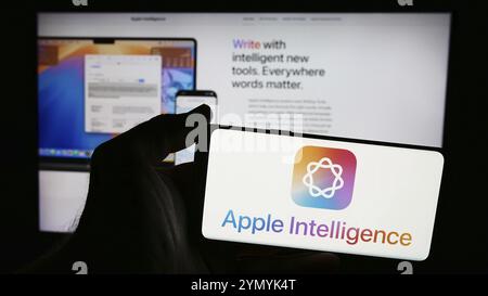 Stuttgart, Deutschland, 07.03.2024: Person, die ein Smartphone mit dem Logo der KI-Plattform Apple Intelligence vor der Website hält. Fokus auf Telefondisplay, EUR Stockfoto