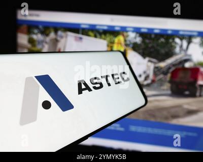 Stuttgart, Deutschland, 07.03.2024: Smartphone mit Logo des amerikanischen Geräteunternehmens Astec Industries Inc. Vor der Business-Website. Konzentrieren Sie sich auf die Mitte Stockfoto