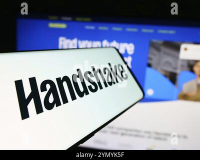 Stuttgart, Deutschland, 06.03.2024: Smartphone mit Logo des amerikanischen Recruiting Software-Unternehmens Stryder Corp. (Handshake) vor der Website. Konzentrieren Sie sich auf l Stockfoto