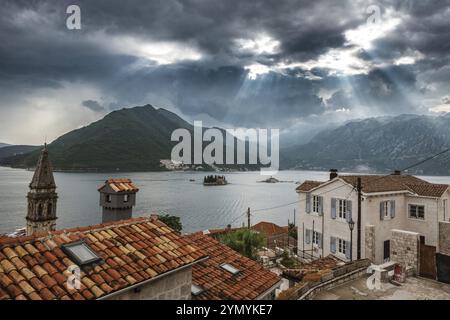 Blick auf die Bucht von Kotor von der Stadt Perast in Montenegro Stockfoto