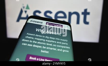 Stuttgart, Deutschland, 05.08.2024: Smartphone mit Website des kanadischen Supply Chain-Unternehmens Asent Compliance Inc. Vor dem Geschäftslogo. Konzentrieren Sie sich auf Stockfoto