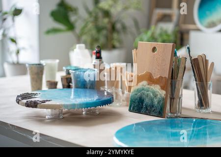 Künstlerwerkbank, die Gemälde aus Epoxidharz erstellt. Tisch für kreative Arbeit. Stockfoto