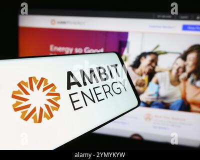 Stuttgart, 16.07.2024: Mobiltelefon mit Logo des amerikanischen Multi-Level-Marketing-Unternehmens Ambit Energy vor der Business-Website. Konzentrieren Sie sich auf Cent Stockfoto
