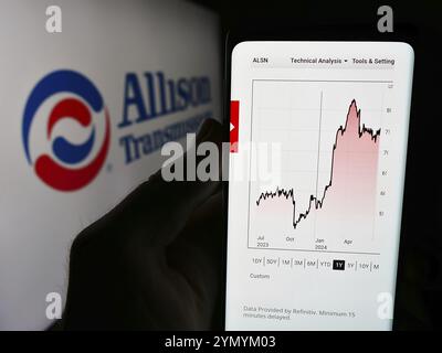 Stuttgart, Deutschland, 07.01.2024: Person, die ein Mobiltelefon hält, mit Website der US-amerikanischen Firma Allison Transmission Holdings Inc. Vor dem Logo. Konzentrieren Sie sich auf Cent Stockfoto
