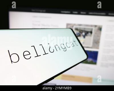 Stuttgart, Deutschland, 03.06.2024: Handy mit Logo der niederländischen investigativen Journalismusorganisation Bellingcat vor der Website. Fokus auf Mitte-links Stockfoto