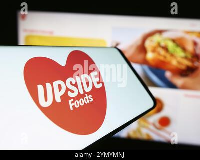 Stuttgart, 28.03.2024: Mobiltelefon mit Logo des amerikanischen Fleischkonzerts Upside Foods Inc. Vor der Business-Website. Konzentrieren Sie sich auf Cent Stockfoto