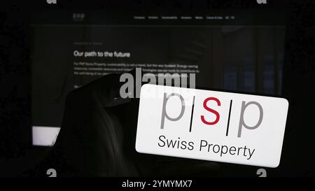 Stuttgart, Deutschland, 05-31-2024: Person, die ein Smartphone mit dem Logo der Immobiliengesellschaft PSP Swiss Property AG vor der Website hält. Konzentrieren Sie sich auf Telefon d Stockfoto